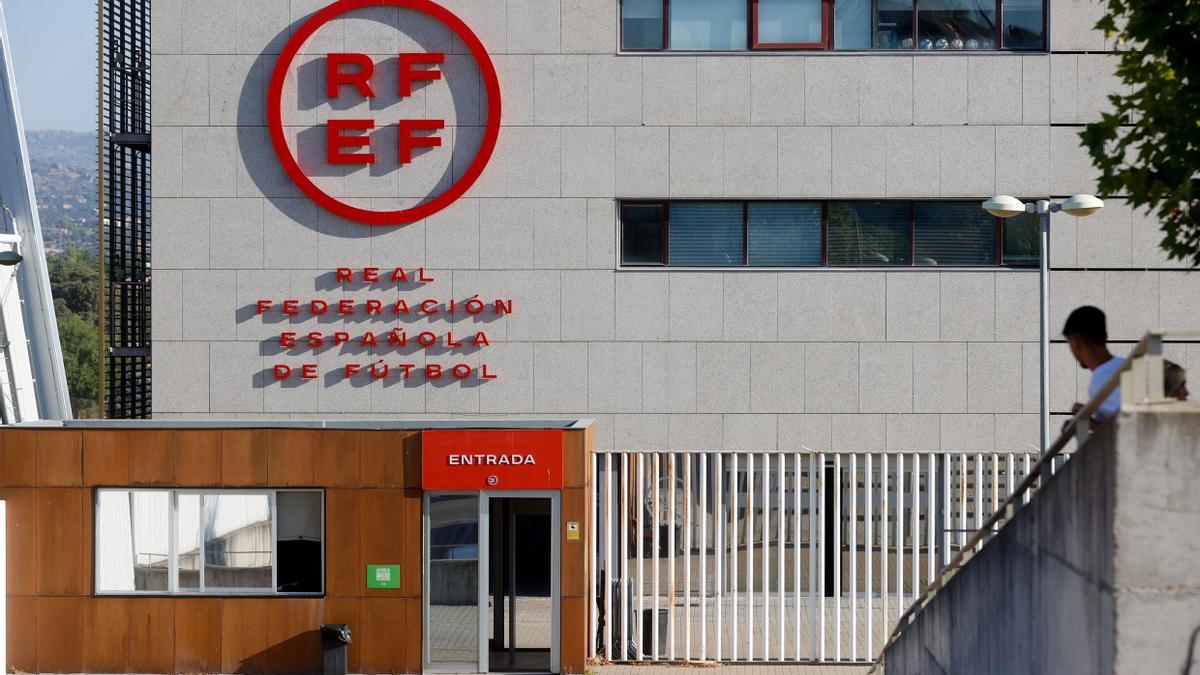 La Guardia Civil registra la sede de la Federación Española