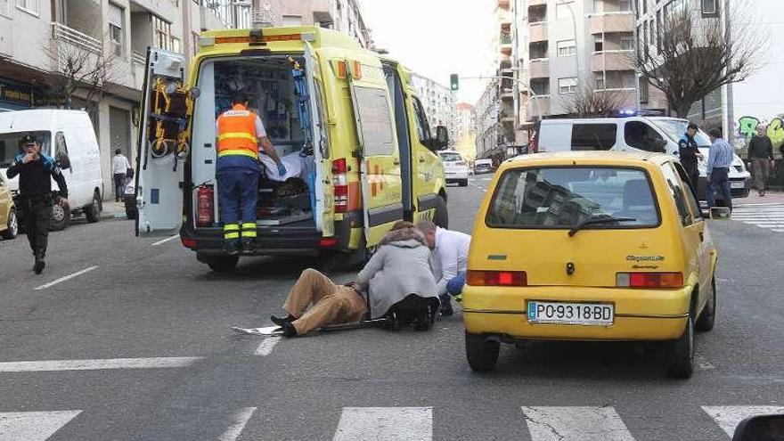 El herido, tendido en el suelo, recibe atención. // Iñaki Osorio