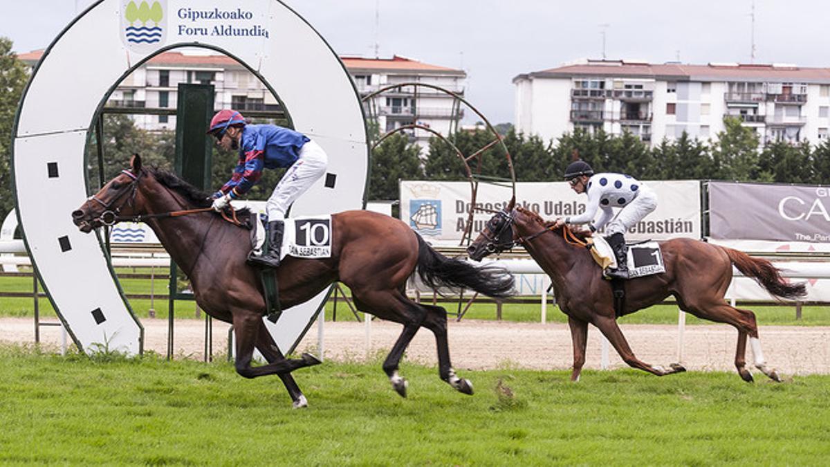 Alaraz, del ministro Íñigo Méndez de Vigo, cruza la meta como vencedor montado por el jinete Vlácav Jánacek, el pasado 3 de agosto en San Sebastián.