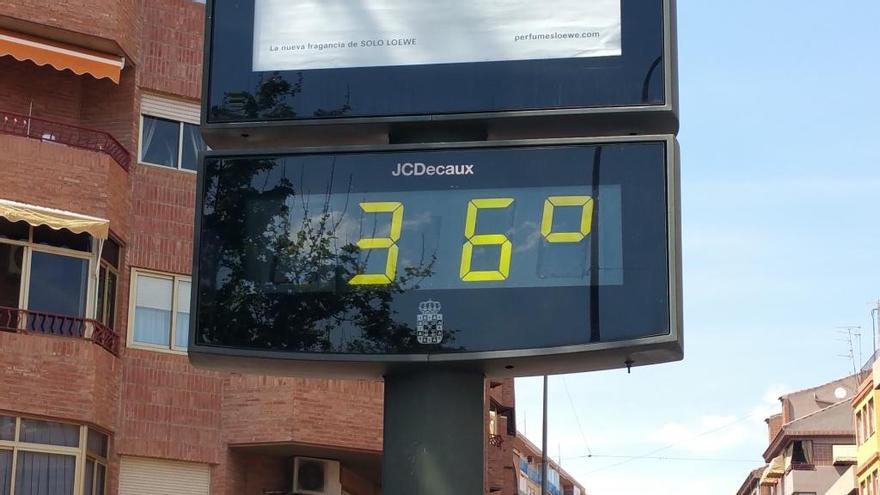 Los termómetros han sobrepasado de sobra este Jueves Santo los 30º en Murcia.
