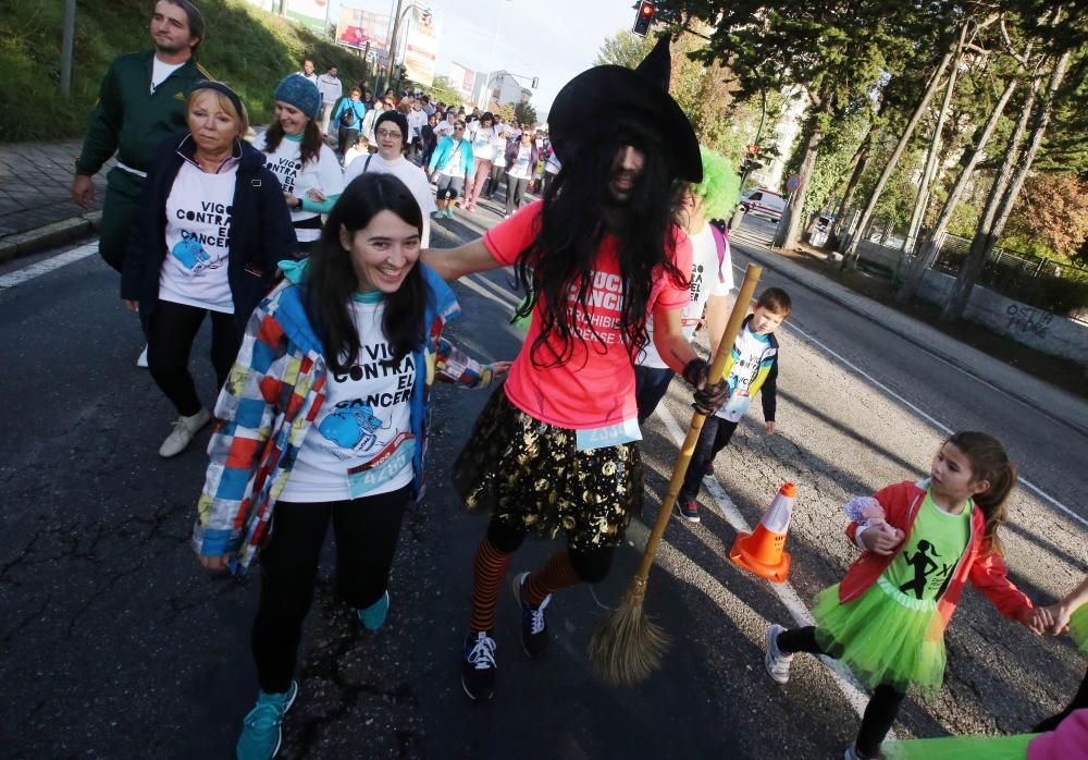 Más de 3.500 personas participan esta mañana la Carrera Vigo Contra el Cáncer.