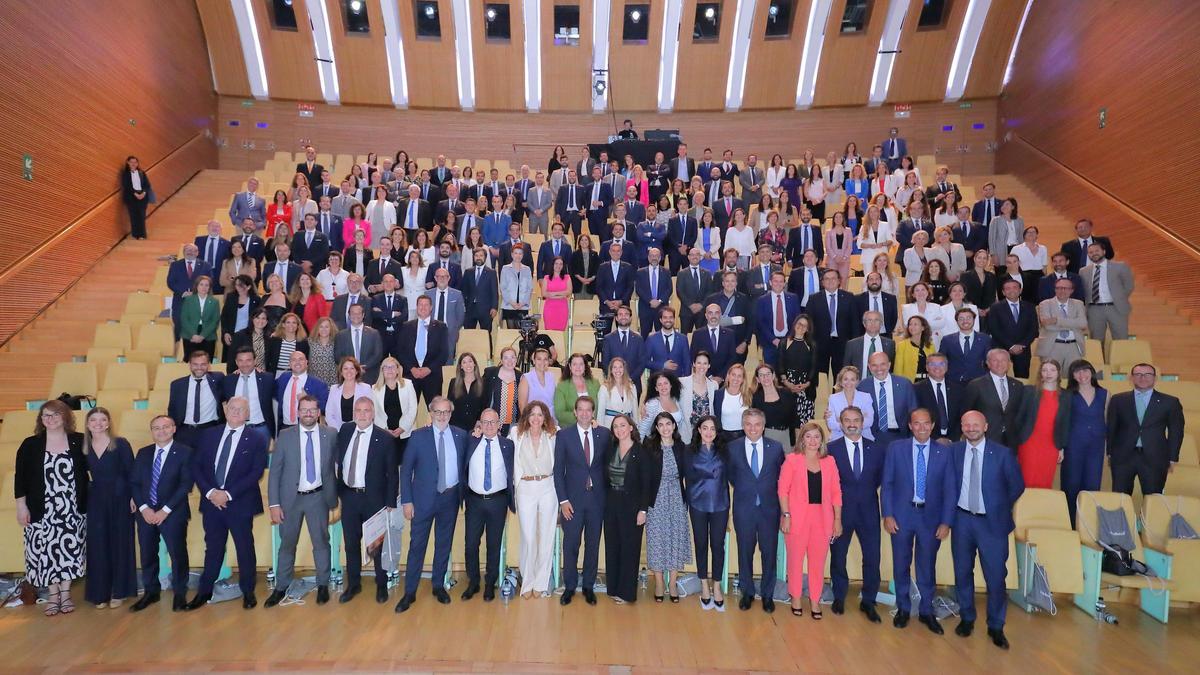 Padrinos y madrinas de Mediolanum Aproxima con responsables y personal de Banco Mediolanum en la última convención anual.