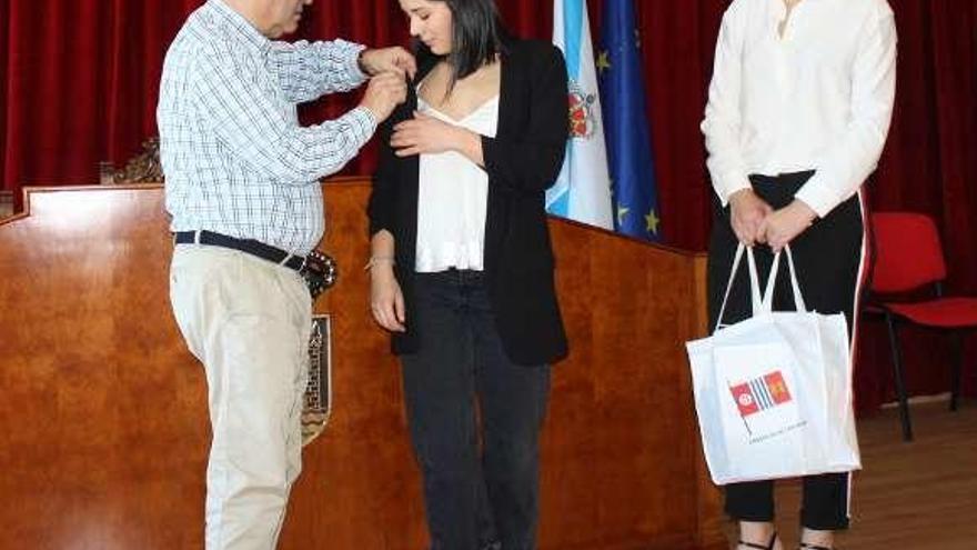 El alcalde y la concejala en el homenaje a María Guillán. // FdV