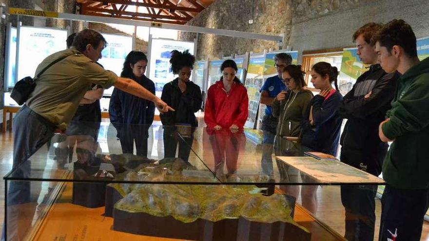El investigador Javier Morales explica a un grupo de alumnos las características de Lago sobre la maqueta del Parque Natural.