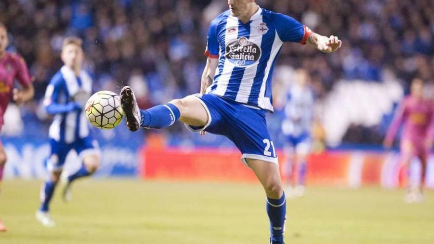 Luis Alberto controla un balón en un partido de la temporada pasada con el Deportivo.