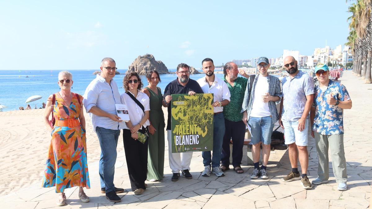 L'alcalde de Blanes, Jordi Hernández, amb alguns dels artistes que participaran a la 3a edició de Talent Blanenc