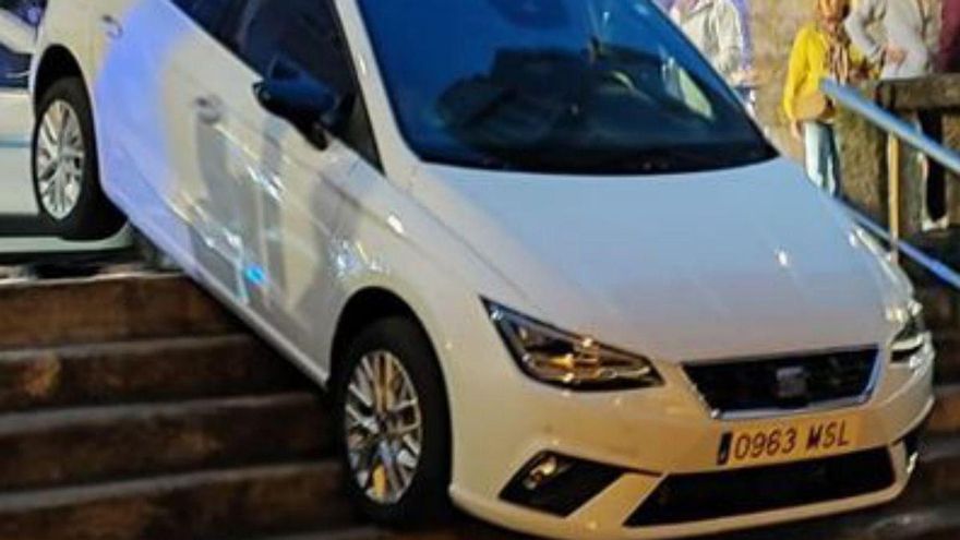 Un coche acaba encajado en unas escaleras tras las indicaciones del GPS
