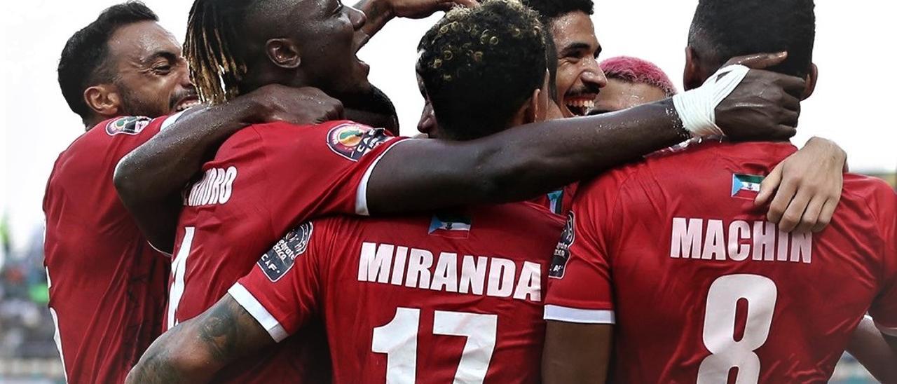 Federico Bikoro, a la izquierda, se abraza con sus compañeros después de clasificarse para los cuartos de final de la Copa de África el pasado mes de enero con su selección.