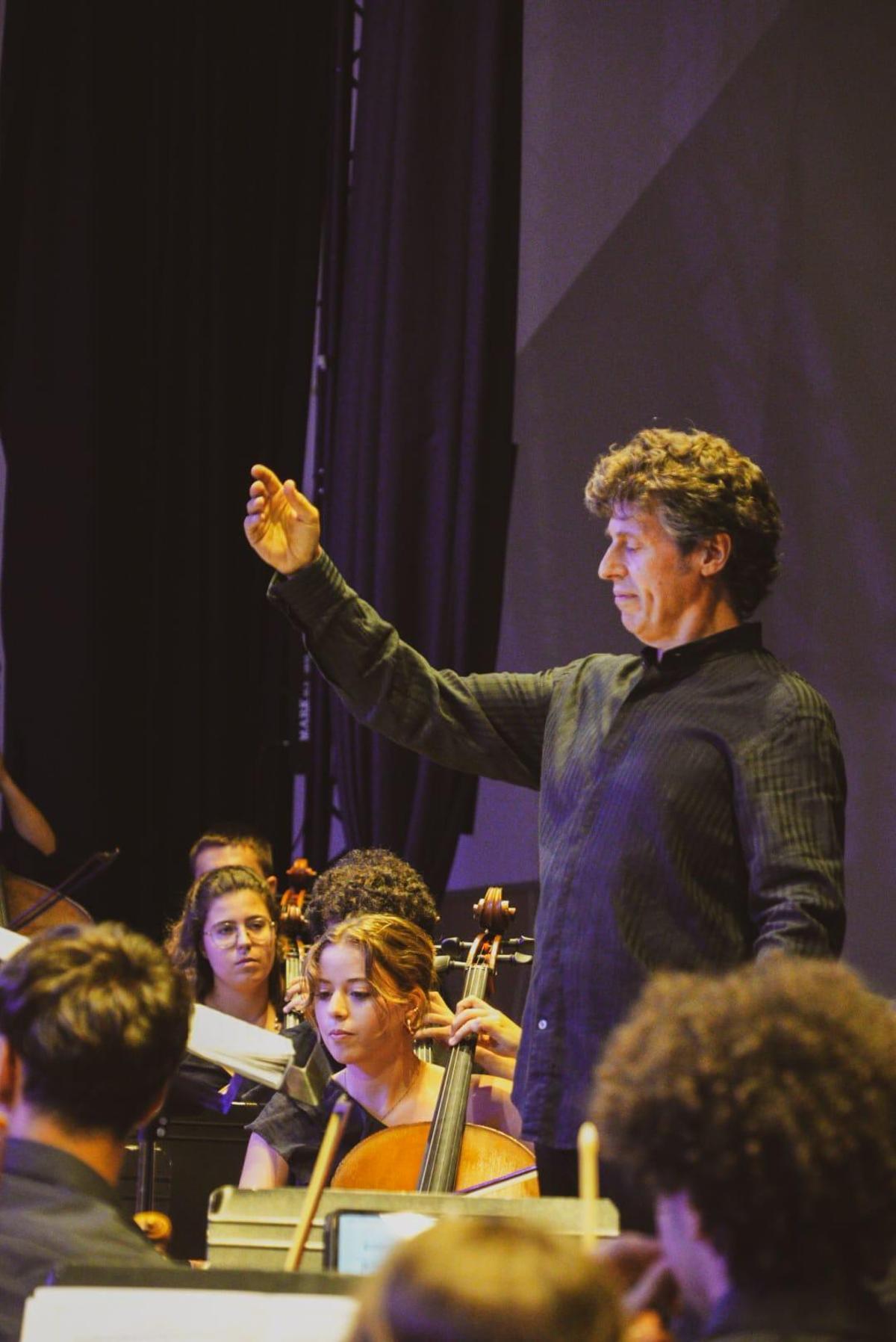 El director de la Jove Orquestra Simfònica de la FSMCV, Cristóbal Soler.
