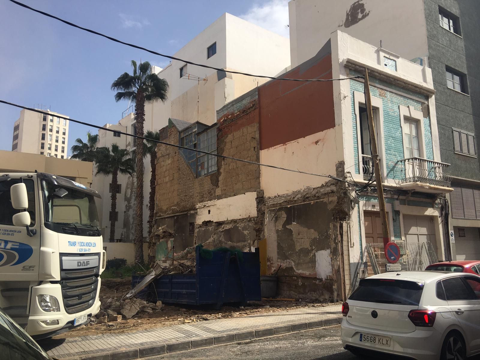 Demolición del primer grupo de viviendas en Molino de Viento