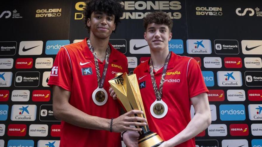 Izan Almansa, a la izquierda, y Jordi Rodríguez con el título del Mundial sub-19. | EFE/DANIEL GONZÁLEZ
