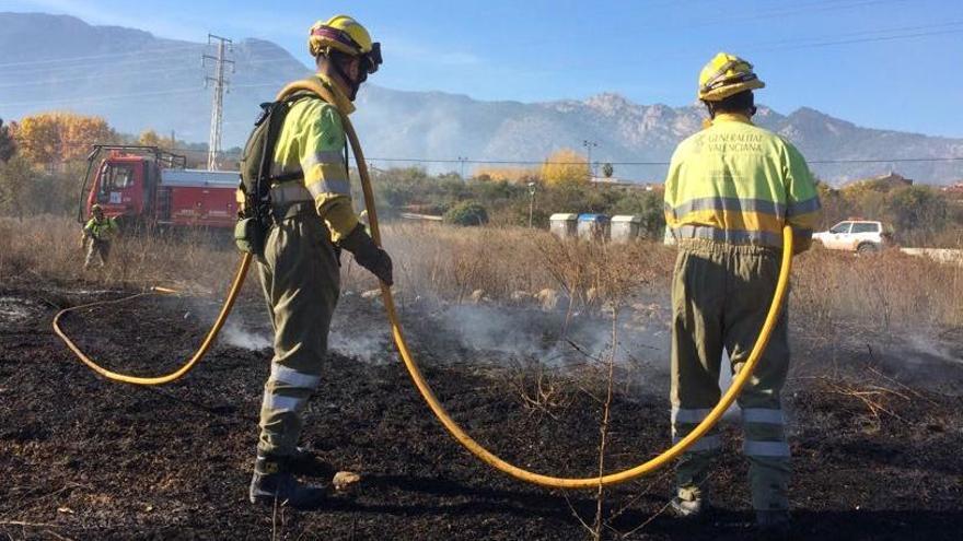 Dos bomberos forestales trabajando en la extinción de las llamas