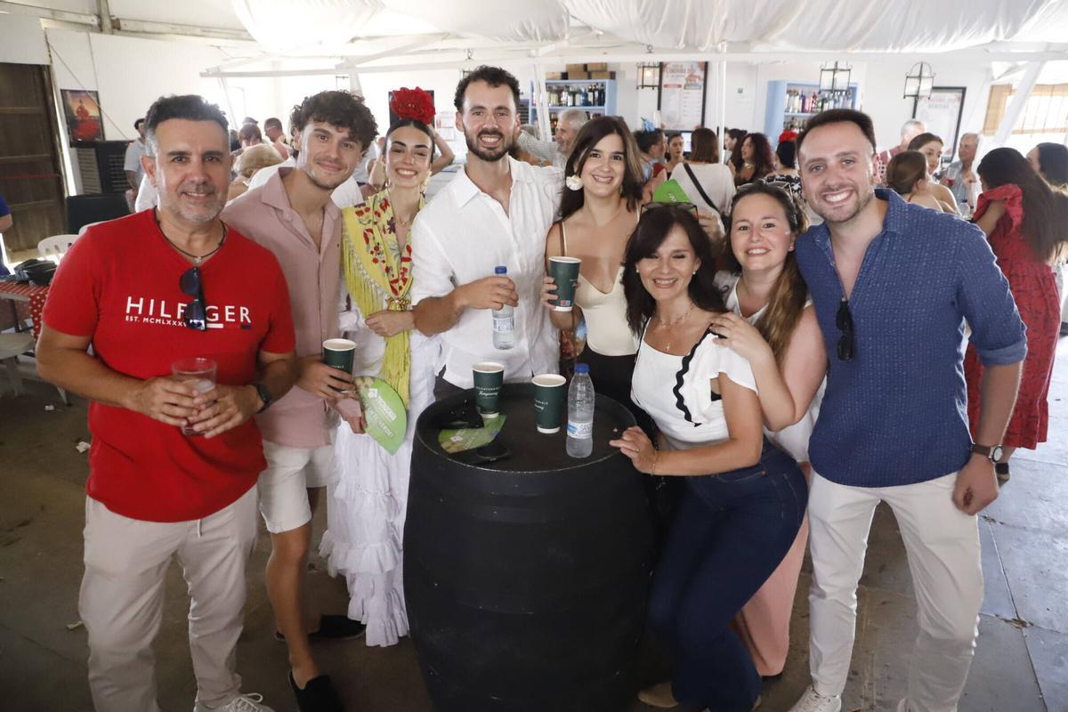 De caseta en caseta y con el grupo de siempre, la Feria de Córdoba vuelve a llenarse de grupos de amigos, compañeros de trabajo y familia De caseta en caseta y con el grupo de siempre, la Feria de Córdoba vuelve a llenarse de grupos de amigos, compañeros de trabajo y familia