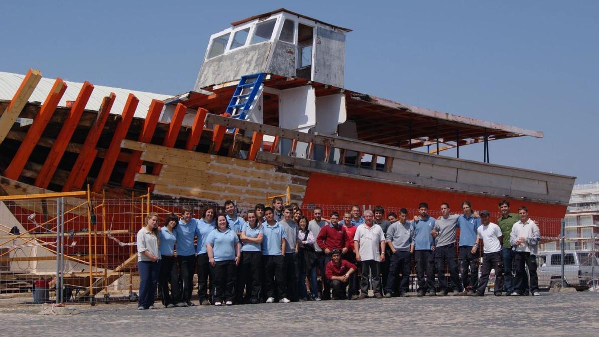 La barca «Bahía de Valencia», en el puerto de Gandia, cuando era usada como escuela taller.                    | LEVANTE-EMV