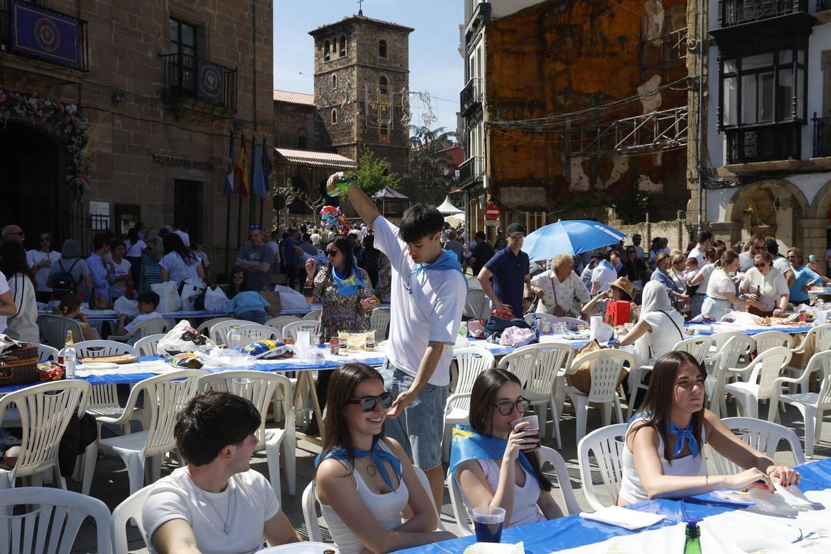 EN IMÁGENES: La multitudinaria Comida en la Calle en Avilés