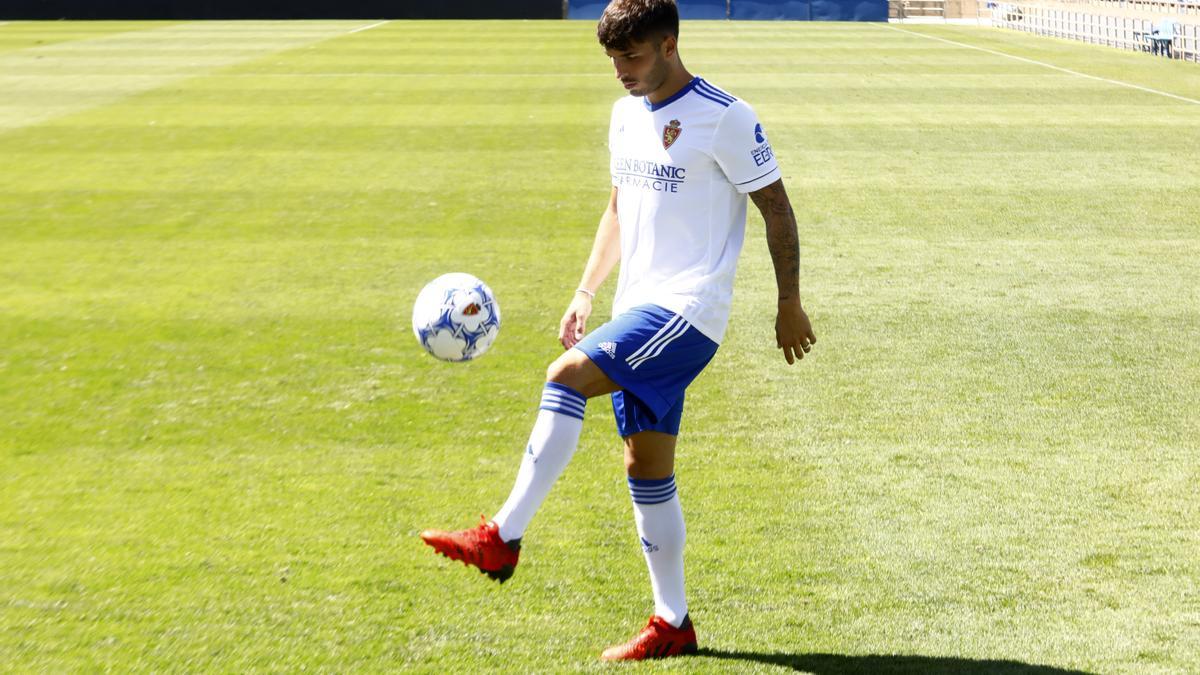 Lluís López, en La Romareda cuando fue presentado por el Real Zaragoza.