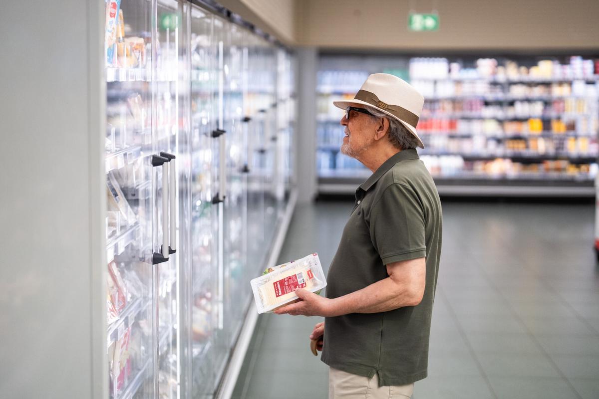 Un cliente observa una nevera de quesos refrigerados en un establecimiento BonPreu de Barcelona.