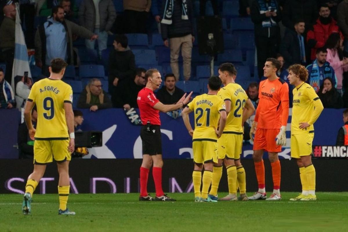 Los jugadores del Villarreal B le protestan al colegiado el penalti que significó el 2-0.