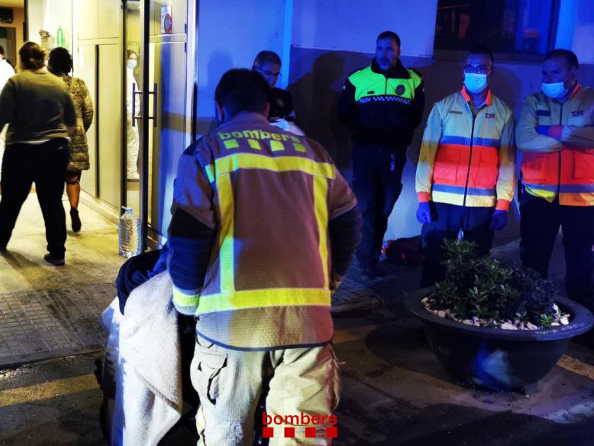 Un incendi a Mataró deixa una persona amb cremades greus