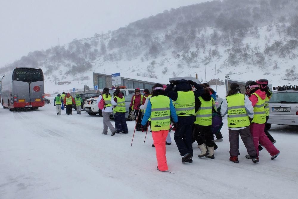 Primer día de esquí en la estación de Fuentes de Invierno