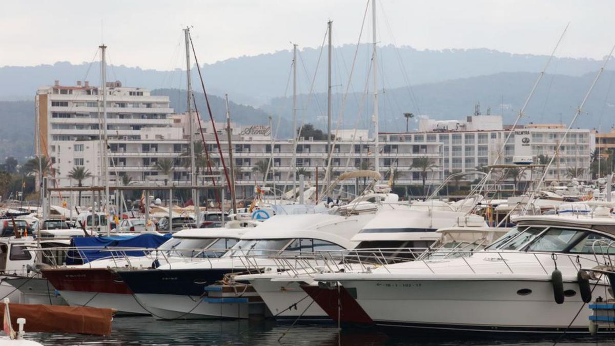 Em barcaciones en el puerto de Sant Antoni.