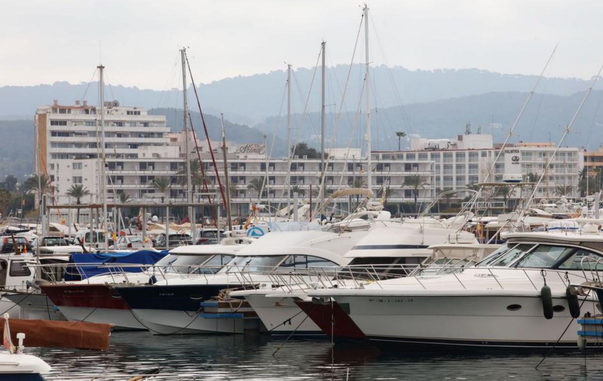 Em barcaciones en el puerto de Sant Antoni. | J.A.RIERA
