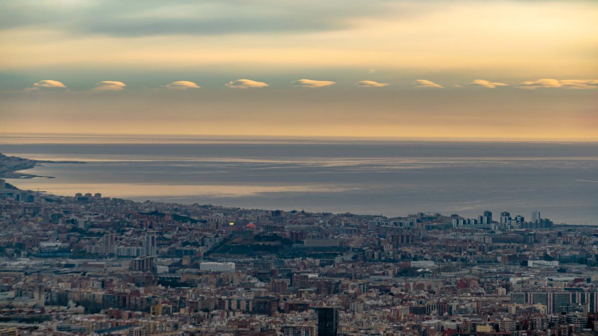 Nueve ondulaciones encadenadas en un tren de altocumulus lenticularis sobre Barcelona