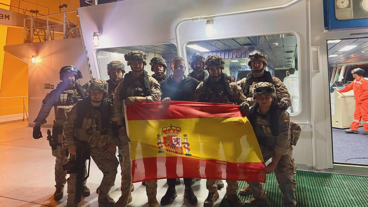 Personal de operaciones especiales con la dotación liberada
