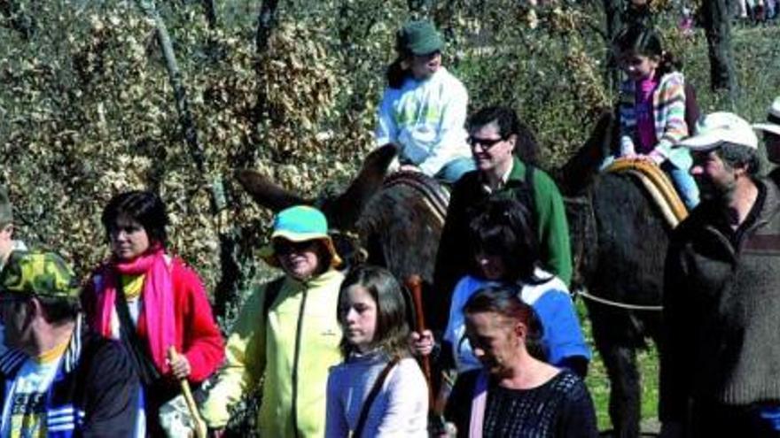 Uno de los grupos participantes en la ruta turística marchan con un carro tirado por un burro.