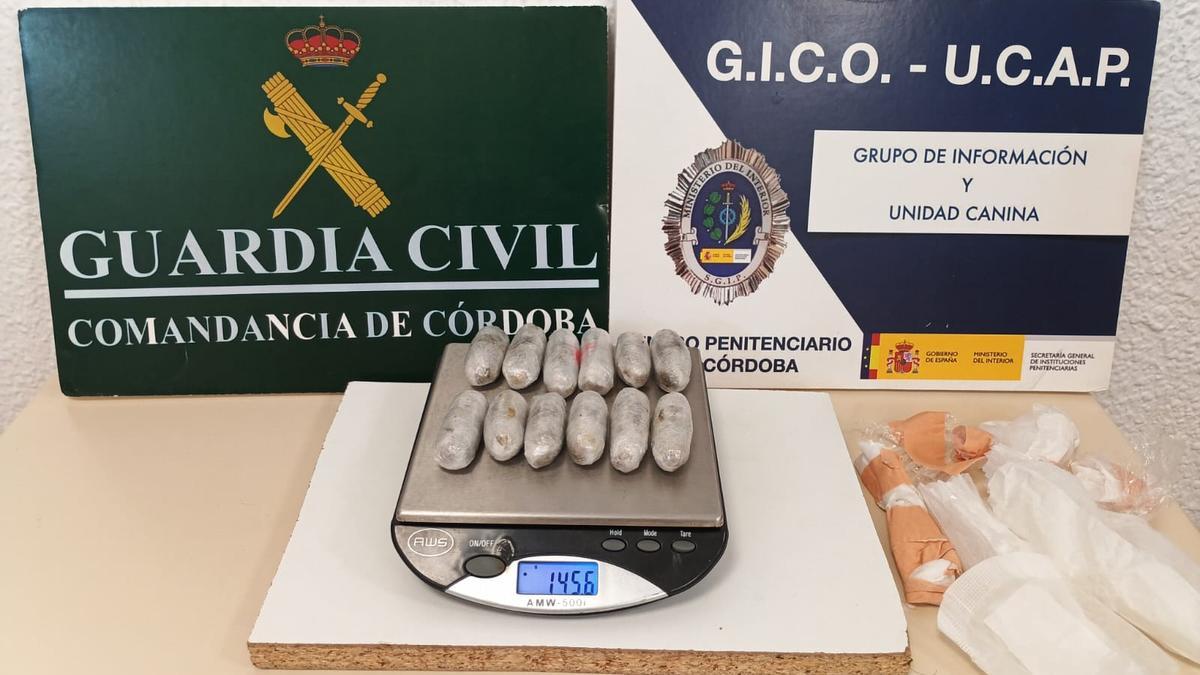 Bellotas de hachís intervenidas justo antes de ser introducidas en la cárcel de Córdoba.