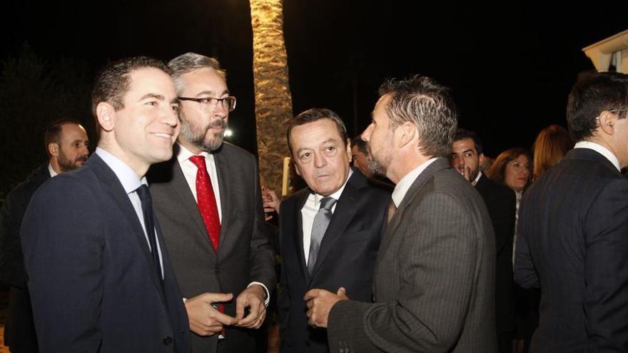 Teodoro García, secretario general del PP; Víctor Manuel Martínez, portavoz del Grupo Parlamentario Popular en la Asamblea; José María Albarracín, presidente de CROEM, y Mario López Figal, concejal de Ciudadanos en Murcia, asistieron al evento.