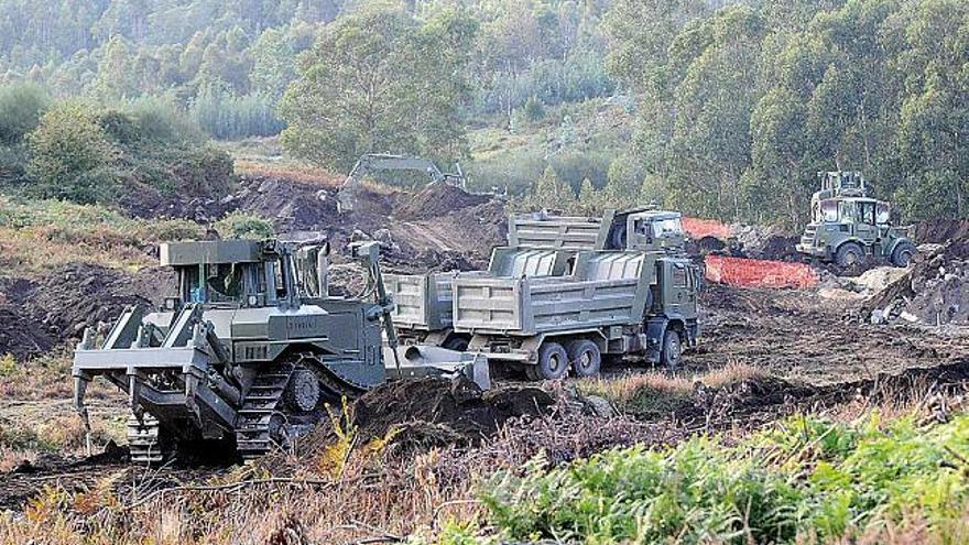 Los militares de la Brilat realizan trabajos en el entorno de la base militar de Figueirido.