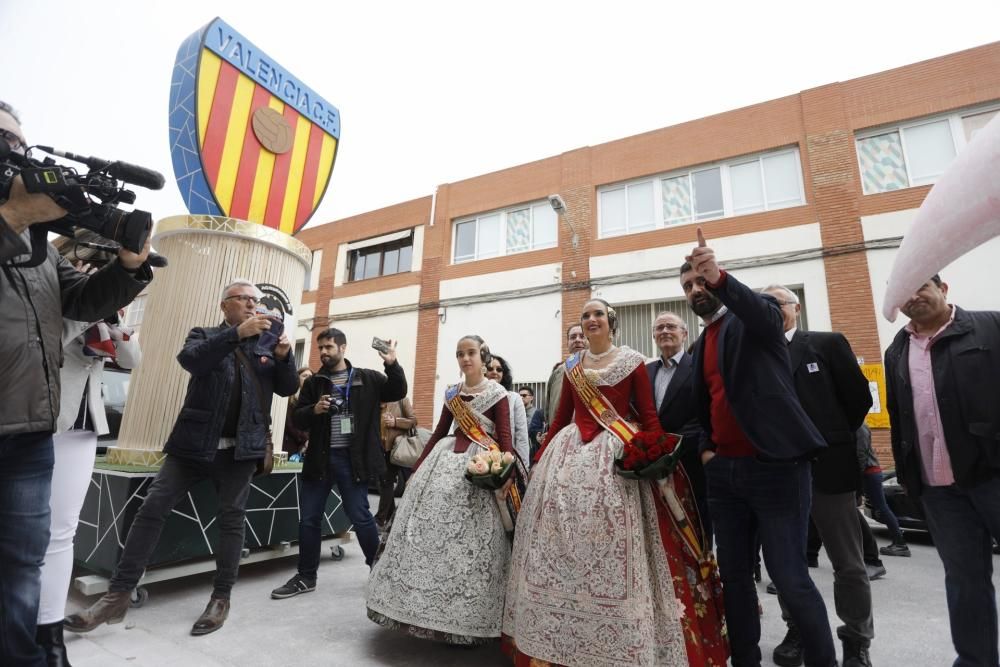 Las falleras mayores visitan los talleres de Ciudad Fallera