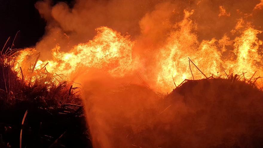 Aparatoso incendio en un polígono industrial de Archena