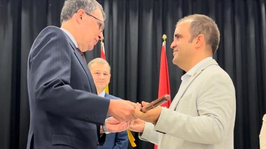 El alcalde, José Ballesta, con Francisco José Ludeña, nombrado ayer pedáneo de Santiago y Zaraiche. | AYTO. DE MURCIA