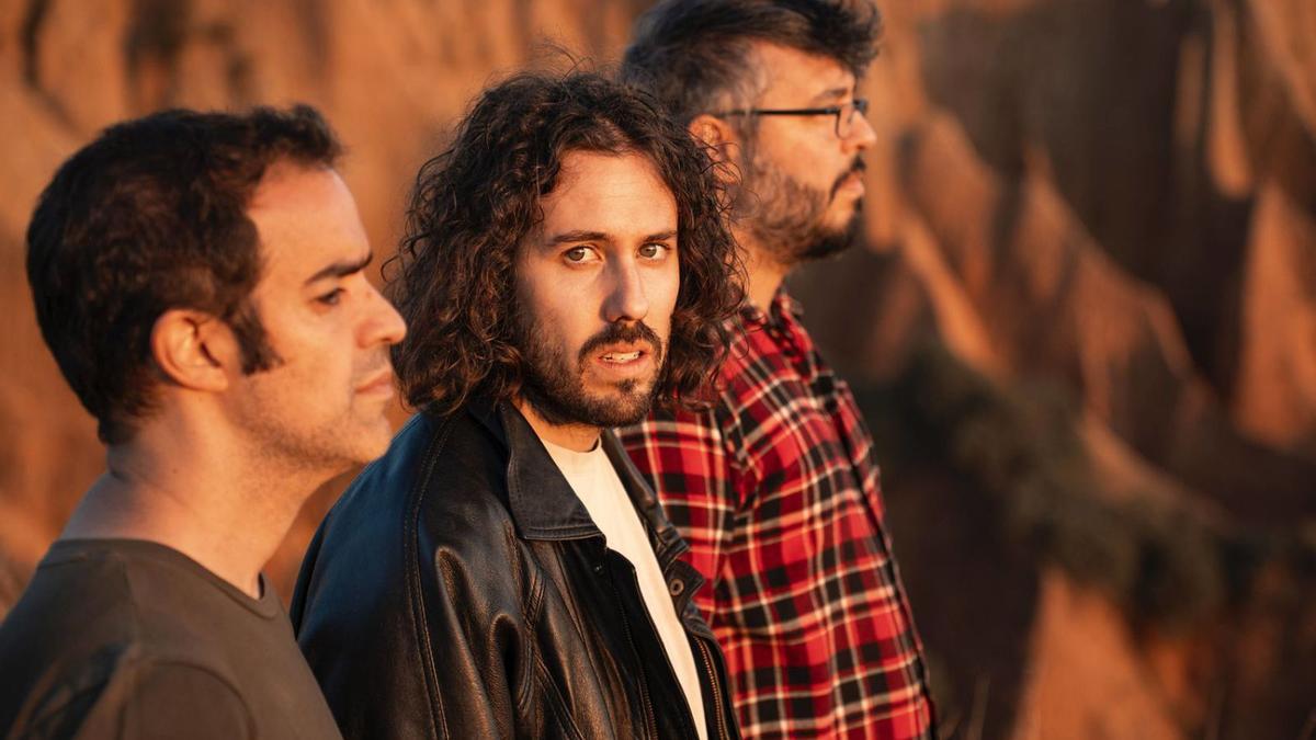 Kike M junto a sus compañeros de formato trío.