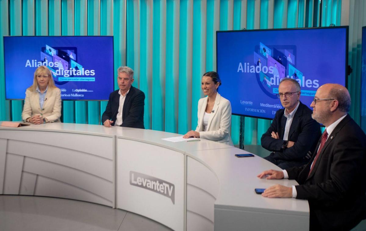 Laura del Pino, Manuel Esteve, Juan Carlos Casas,
Miguel Juan y Silvia Tomás. loyola pérez de villegas