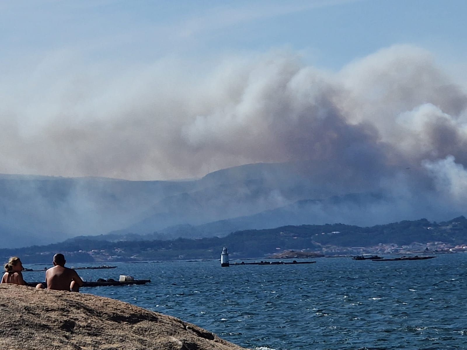 Boiro cercado por el fuego tras declararse un incendio que ha calcinado ya 350 hectáreas