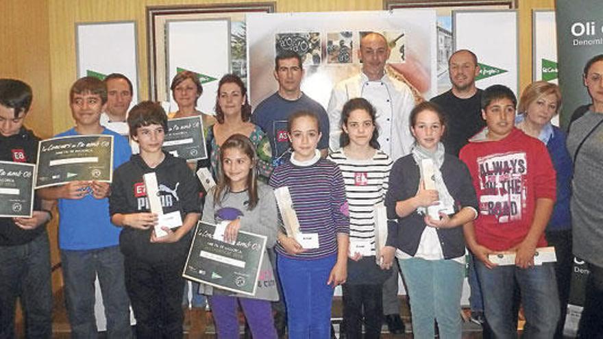 Los premiados escolares con sus diplomas.