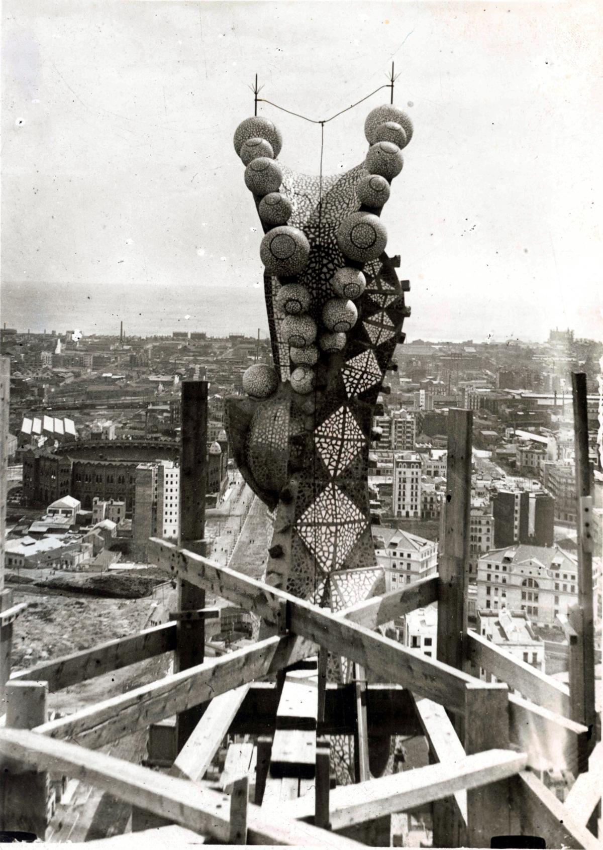 La punta del báculo de la Torre de Bernabé, aún con andamios a finales de 1925, y, al fondo, la Monumental