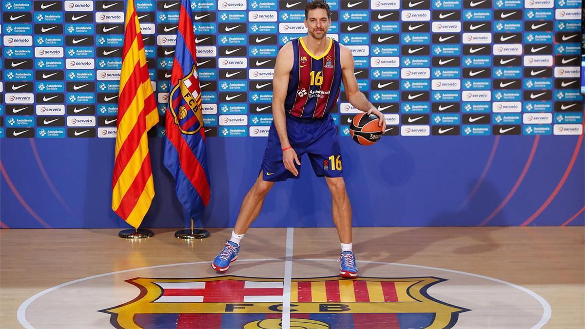 Pau Gasol se viste de corto en su presentación con el Barça