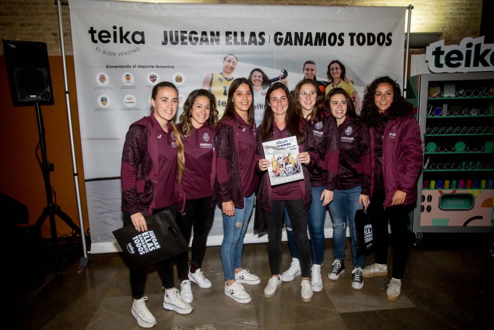 Presentación del album de cromos femenino de Teika