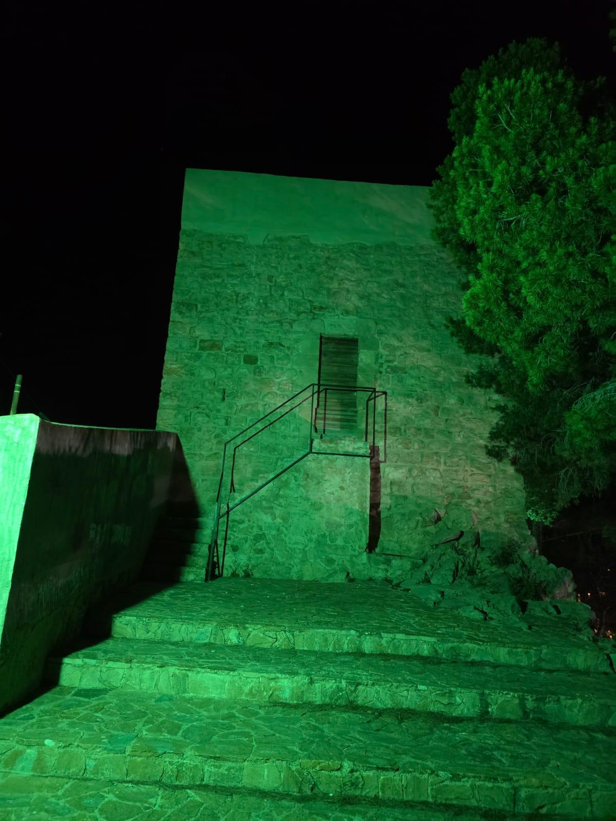 La Torre de Aigües, iluminada de color verde en apoyo a los profesores