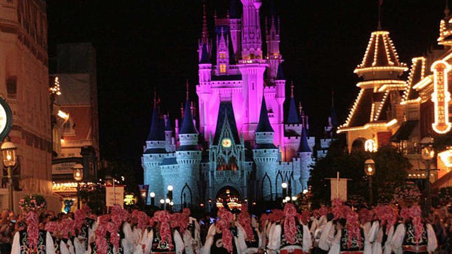 La Fanfarria, que había estado preparando este momento desde hace más de un año, actuando ayer frente al Castillo de Disney.