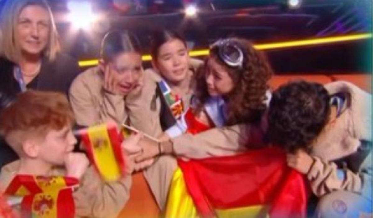 Sandra Valero y sus bailarines esperando el televoto de Francia.