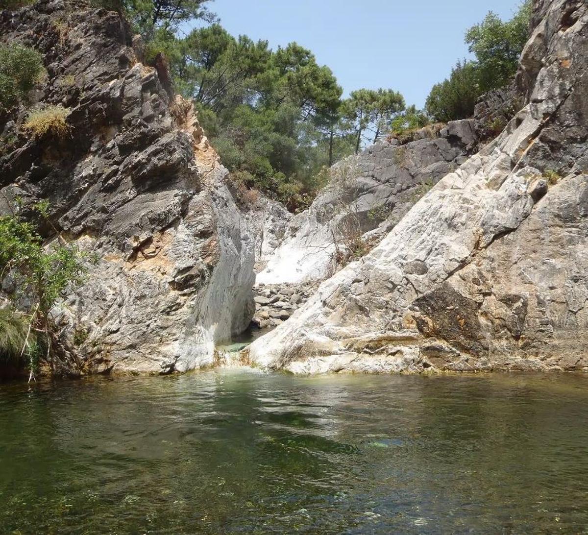 La Charca de las Nutrias, en el río Castor, se sitúa en el municipio malagueño de Estepona