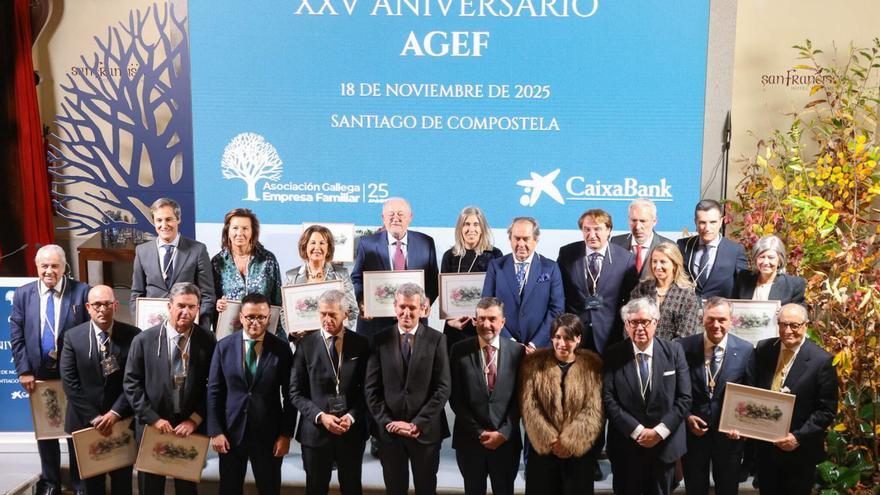 Rueda, Lorenzana y José González, ayer, con un nutrido grupo de empresarios en la gala del  XXV aniversario de AGEF, encabezado por José Bernardo Silveira, ayer, en Santiago. |  Xoán Álvarez
