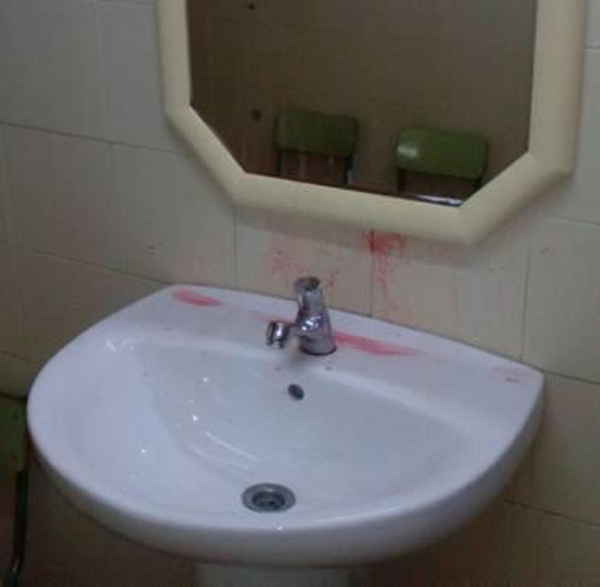 Las clases y los aseos llevan tres semanas así de sucios.