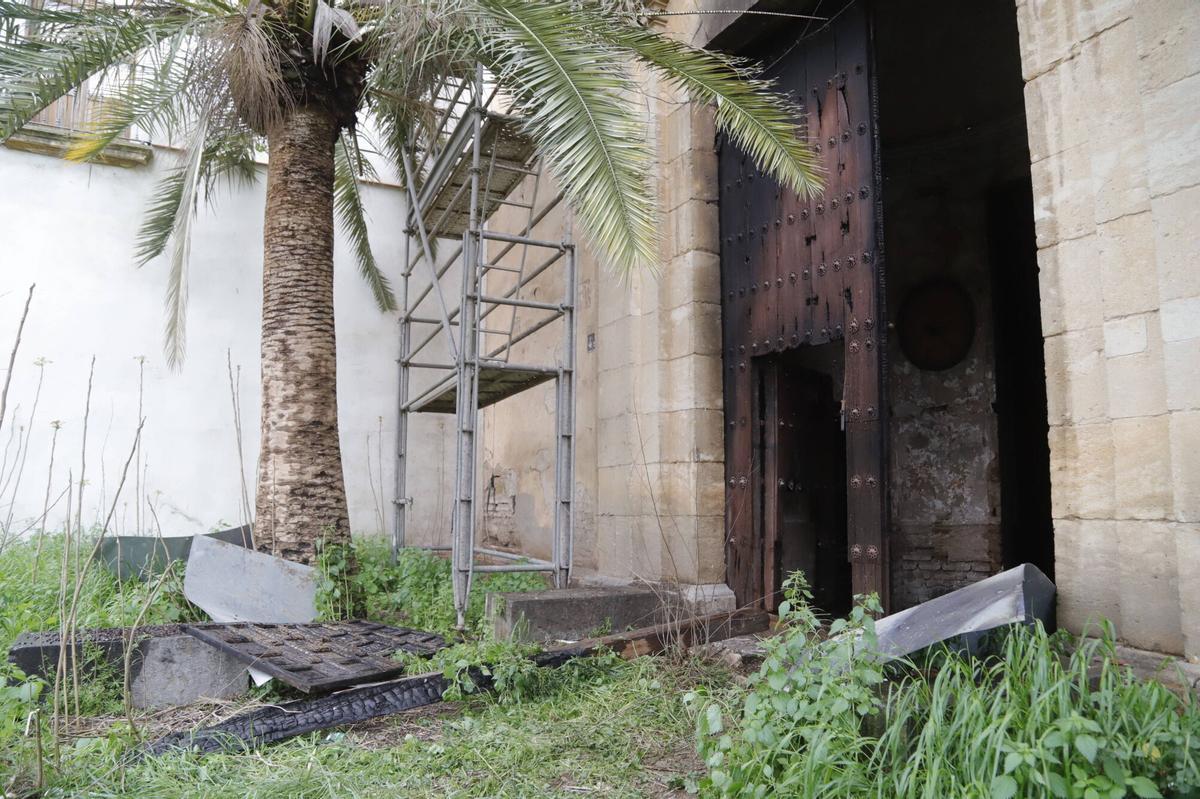 Estado de la puerta tras el incendio.