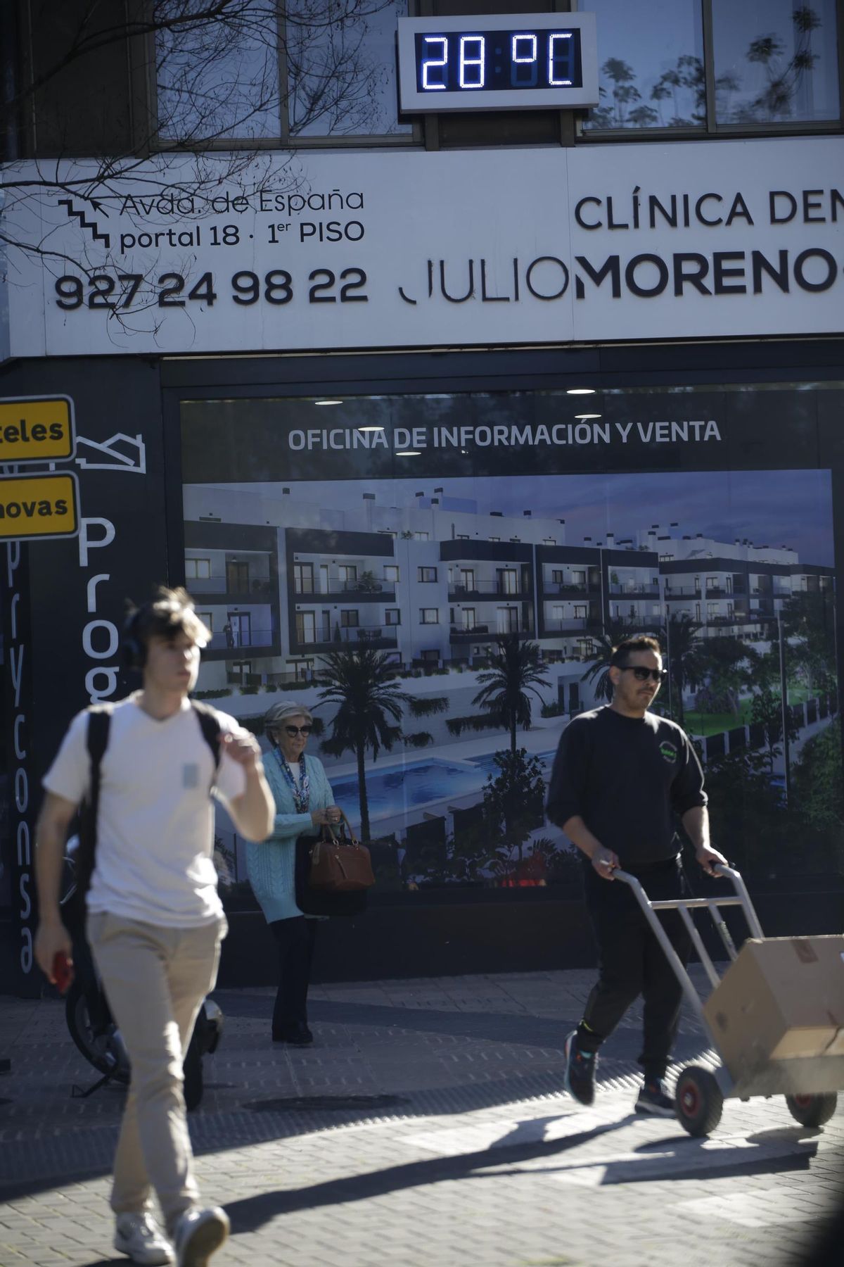 Un termómetro en un calle de Cáceres marca los 28 grados, este jueves.